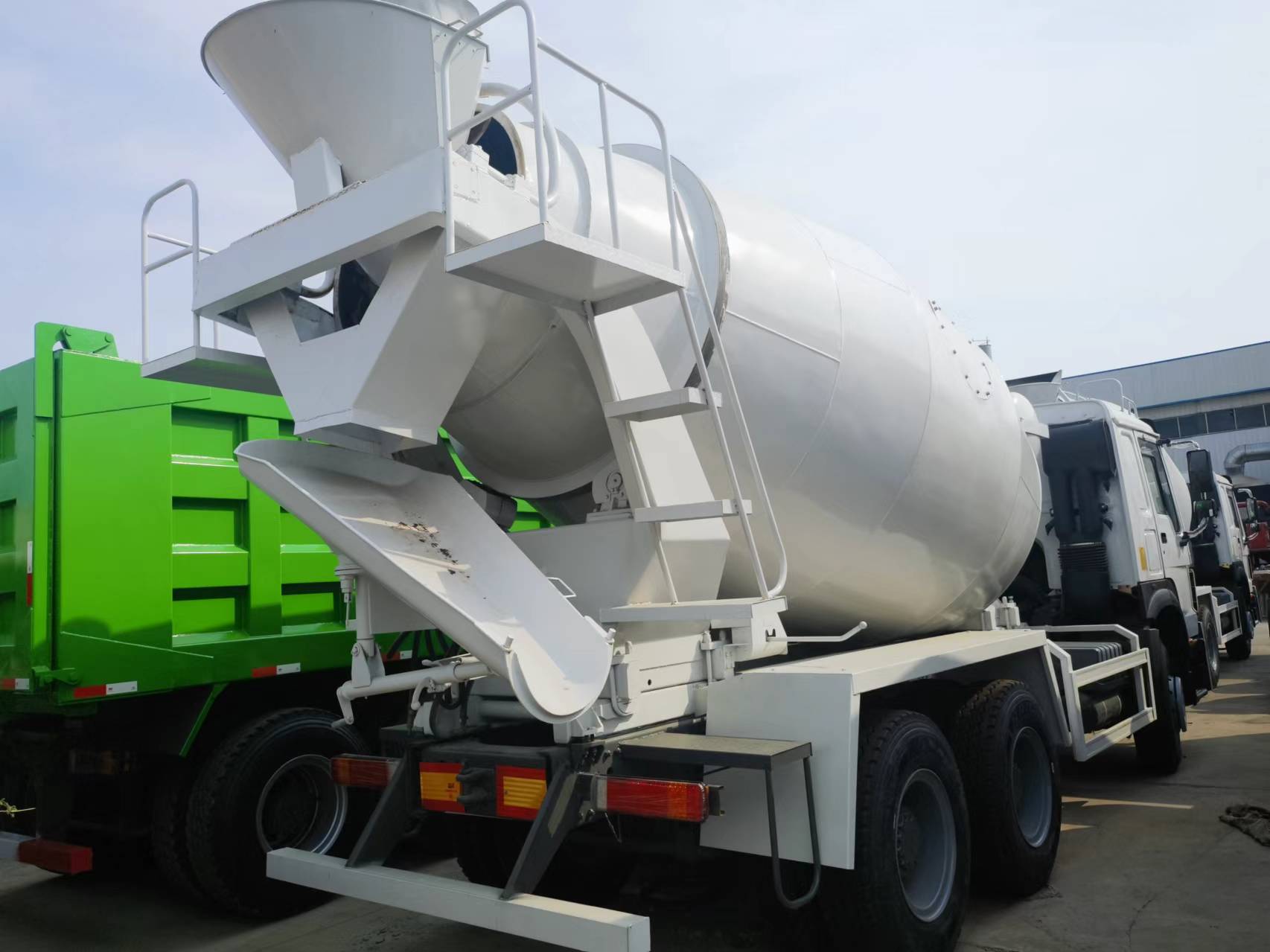 Camião betoneira Sinotruk HOWO 371 6*4 Concrete mixer truck: foto 7
