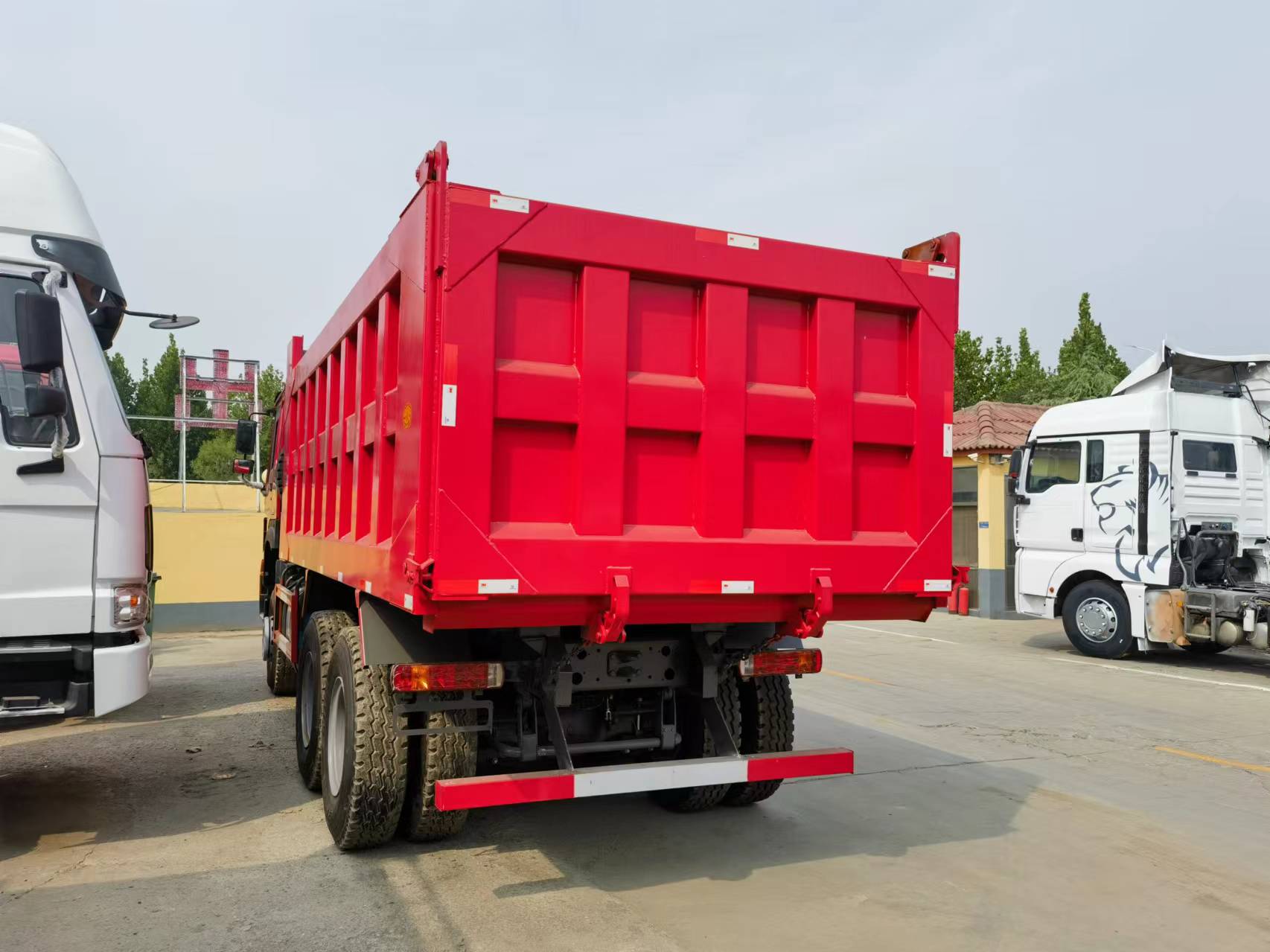 Sinotruk HOWO 371 6*4 Dump truck - Camião basculante: foto 5 Sinotruk HOWO 371 6*4 Dump truck - Camião basculante: foto 5