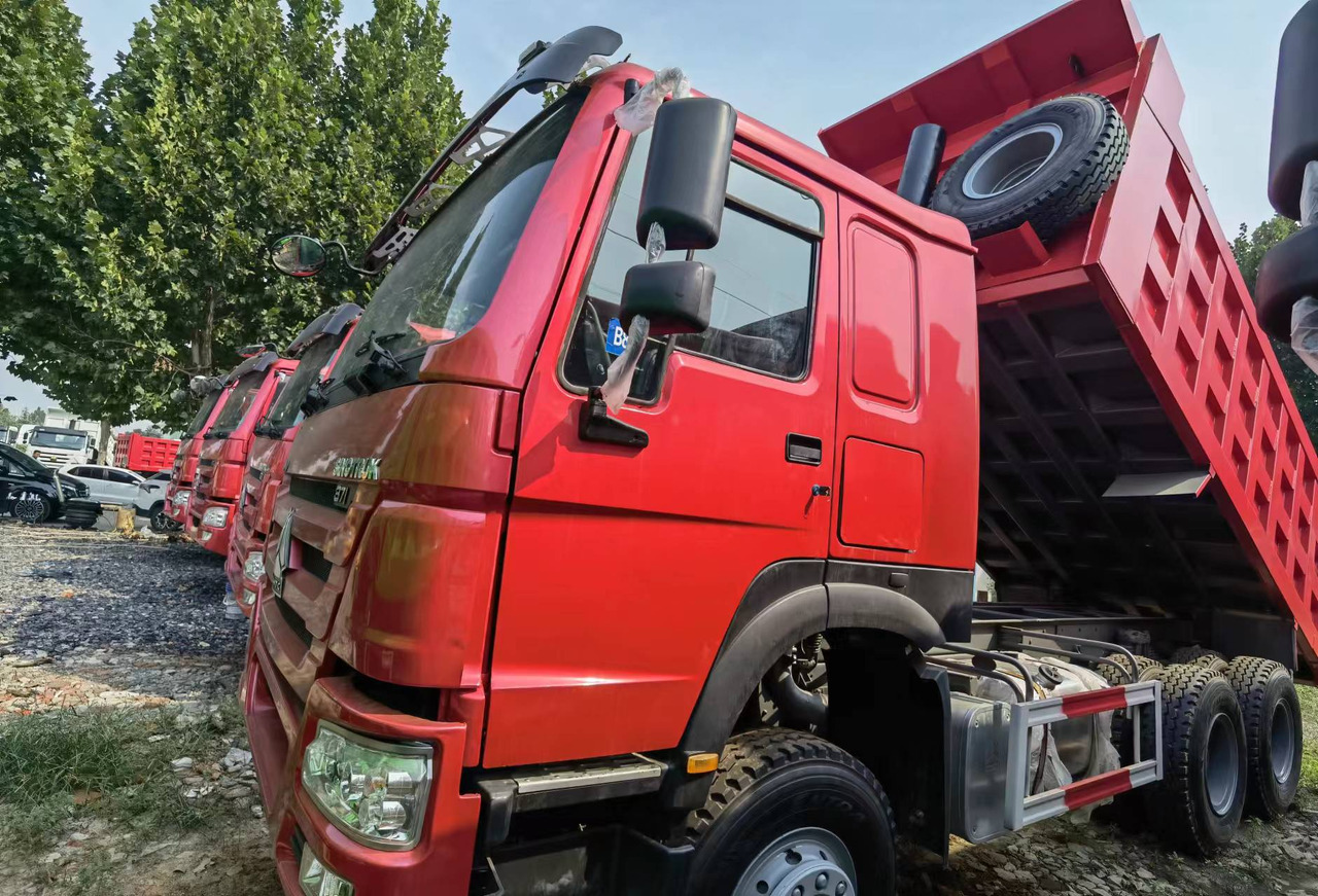 Sinotruk HOWO 371 6*4 Dump truck - Camião basculante: foto 2 Sinotruk HOWO 371 6*4 Dump truck - Camião basculante: foto 2