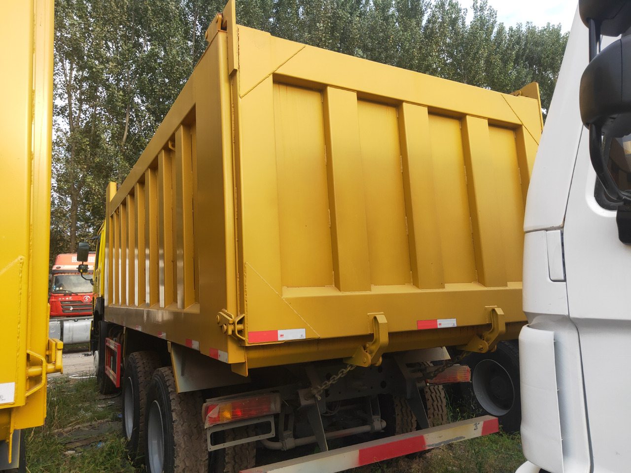 Sinotruk HOWO 371 6*4 Dump truck - Camião basculante: foto 2 Sinotruk HOWO 371 6*4 Dump truck - Camião basculante: foto 2