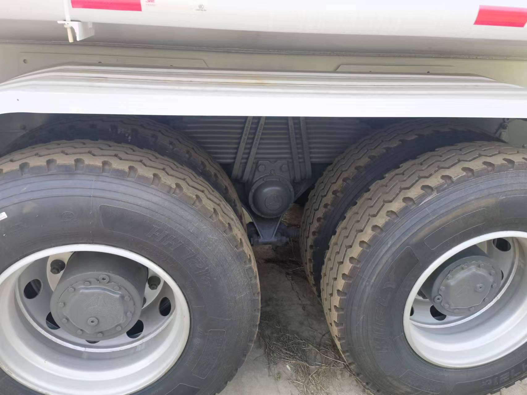 Sinotruk HOWO 371 6*4 Tank truck - Camião cisterna: foto 2 Sinotruk HOWO 371 6*4 Tank truck - Camião cisterna: foto 2