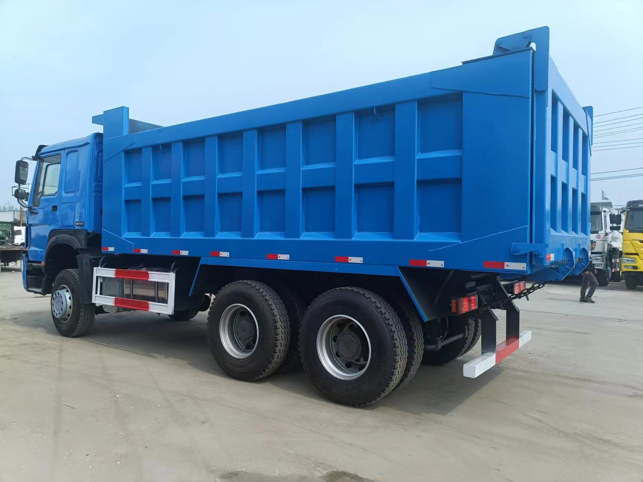 Sinotruk HOWO 371 6*4 dump truck - Tombador: foto 2 Sinotruk HOWO 371 6*4 dump truck - Tombador: foto 2