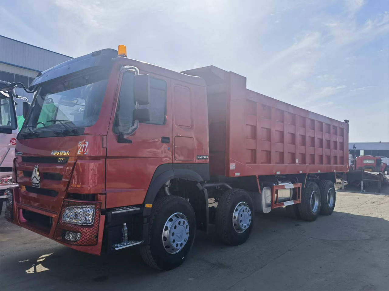 Sinotruk HOWO 371 8*4 Dump truck - Camião basculante: foto 4 Sinotruk HOWO 371 8*4 Dump truck - Camião basculante: foto 4