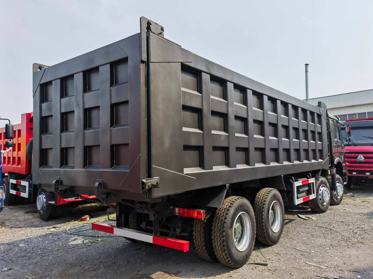 Sinotruk HOWO 371 8*4 Dump truck - Camião basculante: foto 2 Sinotruk HOWO 371 8*4 Dump truck - Camião basculante: foto 2