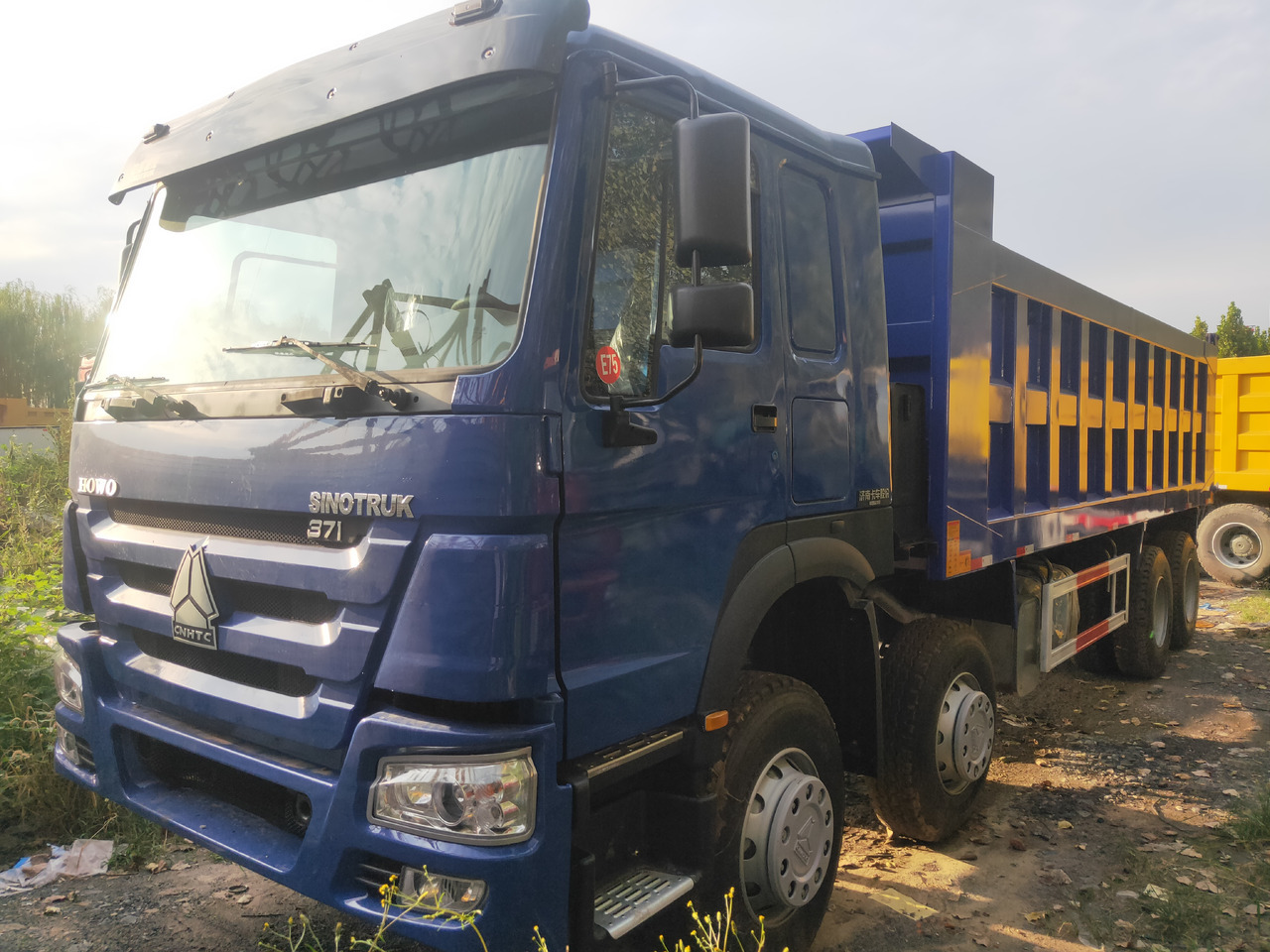 Sinotruk HOWO 371 8*4 Dump truck - Camião basculante: foto 1 Sinotruk HOWO 371 8*4 Dump truck - Camião basculante: foto 1