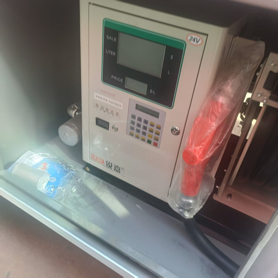 Sinotruk HOWO 371 8*4 Tank truck - Camião cisterna: foto 4 Sinotruk HOWO 371 8*4 Tank truck - Camião cisterna: foto 4