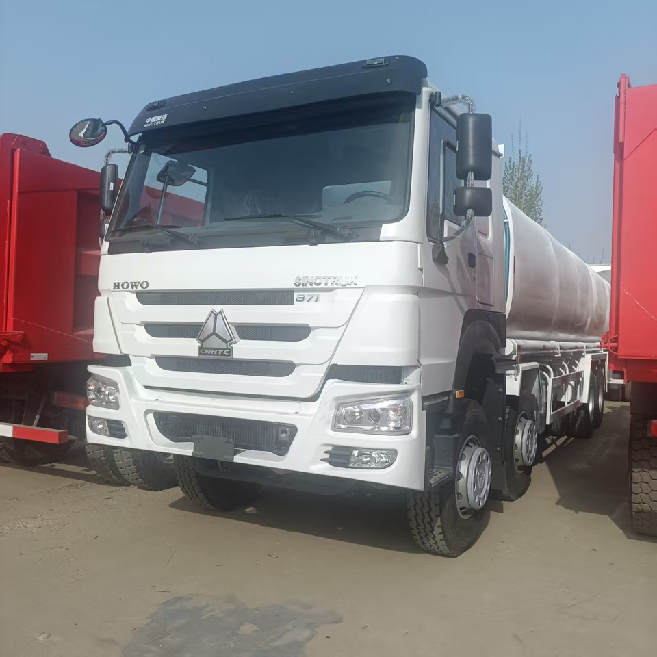 Sinotruk HOWO 371 8*4 Tank truck - Camião cisterna: foto 1 Sinotruk HOWO 371 8*4 Tank truck - Camião cisterna: foto 1