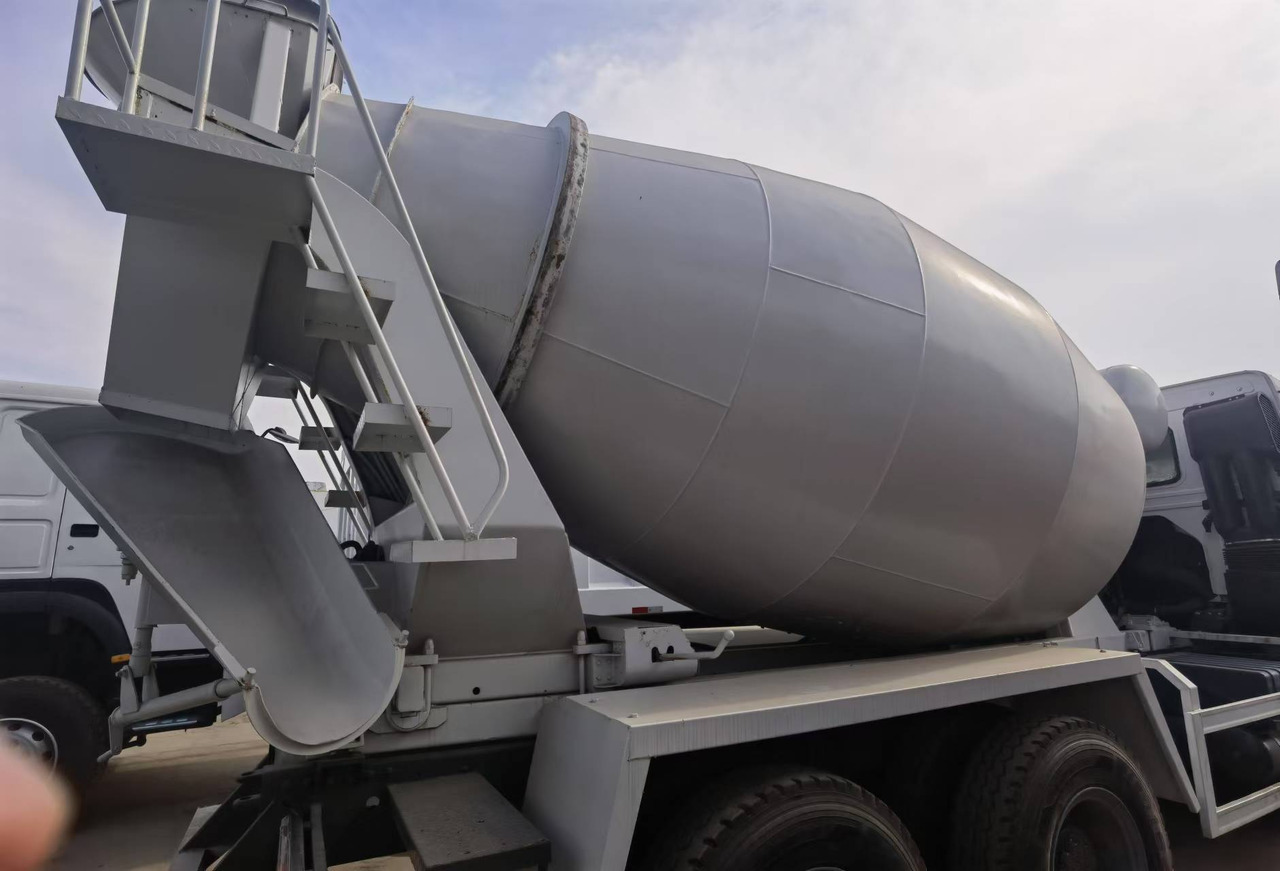 Sinotruk HOWO 371 Concrete mixer truck - Camião betoneira: foto 3 Sinotruk HOWO 371 Concrete mixer truck - Camião betoneira: foto 3
