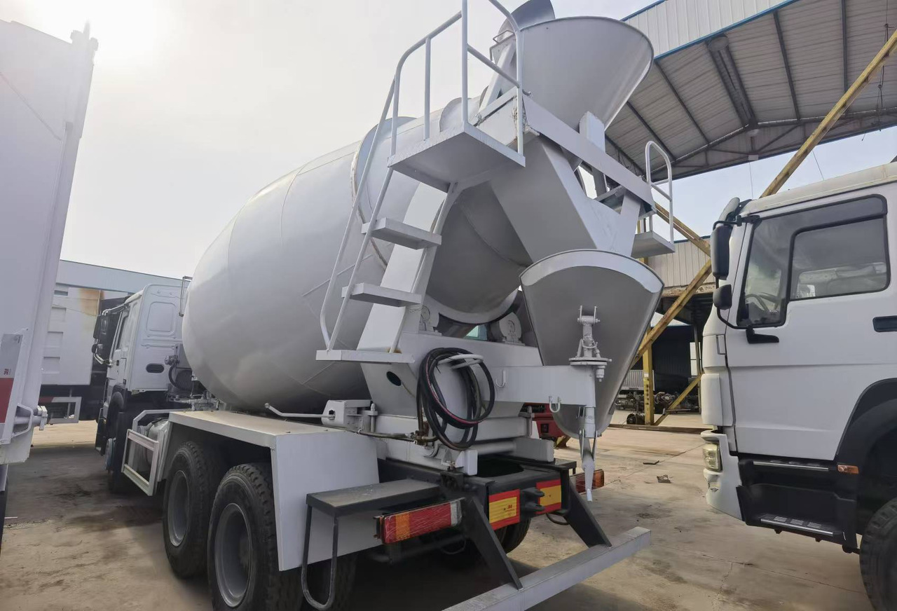 Sinotruk HOWO 371 Concrete mixer truck - Camião betoneira: foto 5 Sinotruk HOWO 371 Concrete mixer truck - Camião betoneira: foto 5