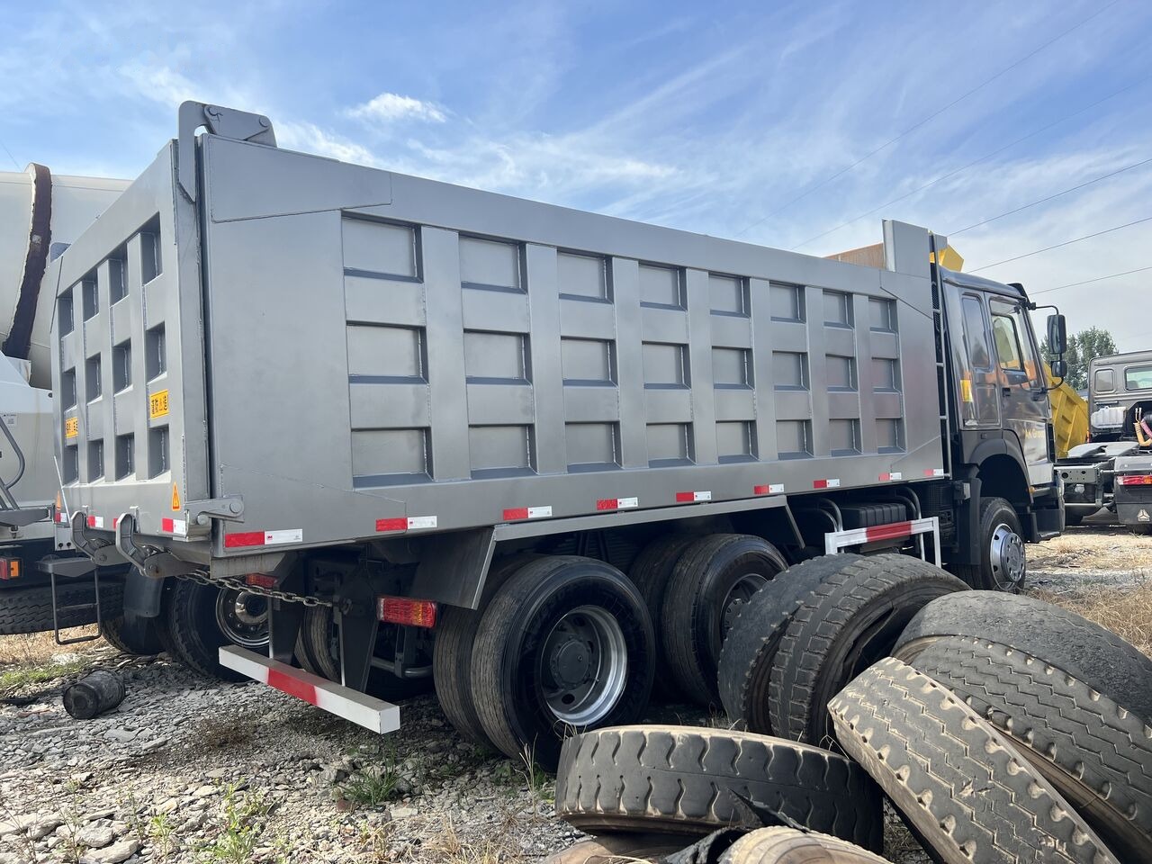 Sinotruk HOWO 375 6*4 Dump truck - Camião basculante: foto 4 Sinotruk HOWO 375 6*4 Dump truck - Camião basculante: foto 4