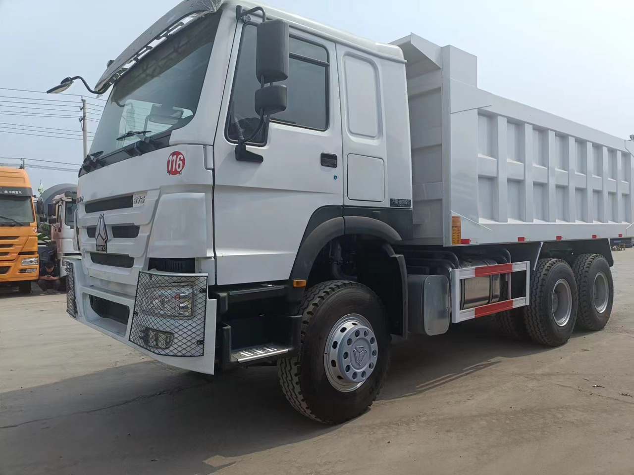 Sinotruk HOWO 375 6*4 dump truck - Tombador: foto 2 Sinotruk HOWO 375 6*4 dump truck - Tombador: foto 2