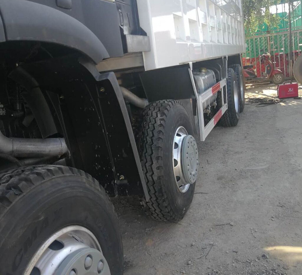 Sinotruk HOWO 375 8*4 Dump truck - Camião basculante: foto 5 Sinotruk HOWO 375 8*4 Dump truck - Camião basculante: foto 5