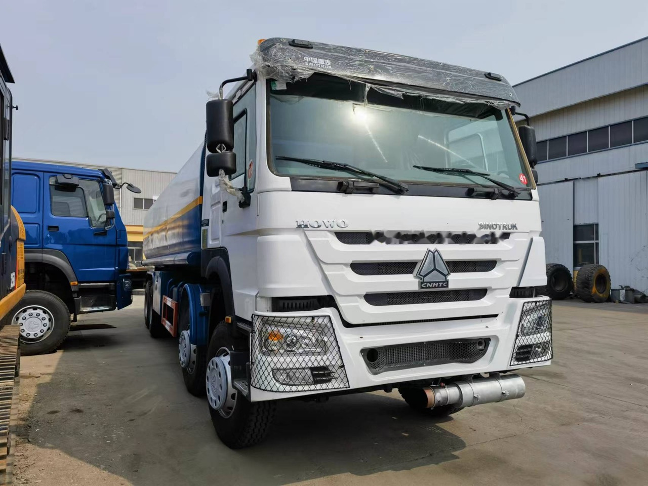Sinotruk HOWO 375 8*4 Tank truck - Camião cisterna: foto 3 Sinotruk HOWO 375 8*4 Tank truck - Camião cisterna: foto 3