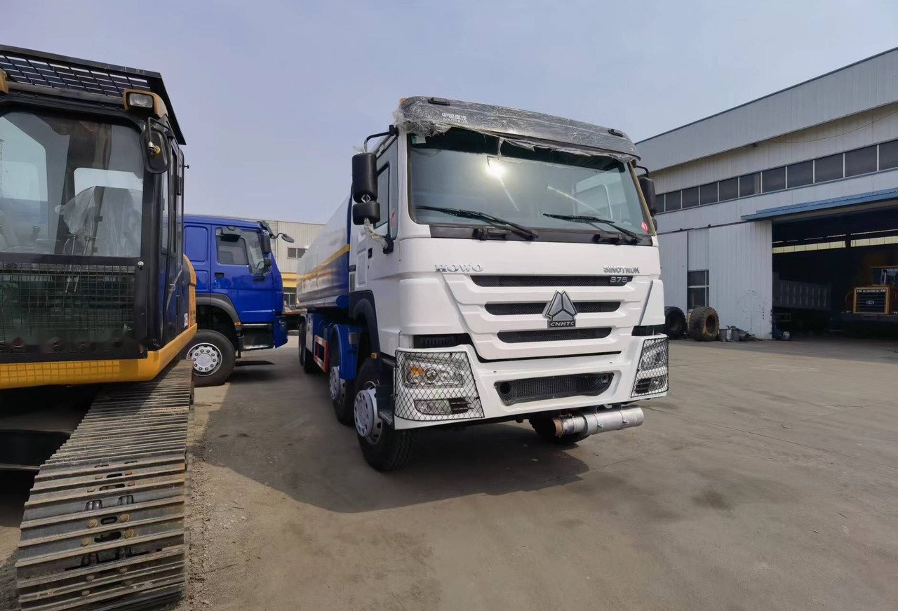 Sinotruk HOWO 375 8*4 Tank truck - Camião cisterna: foto 4 Sinotruk HOWO 375 8*4 Tank truck - Camião cisterna: foto 4