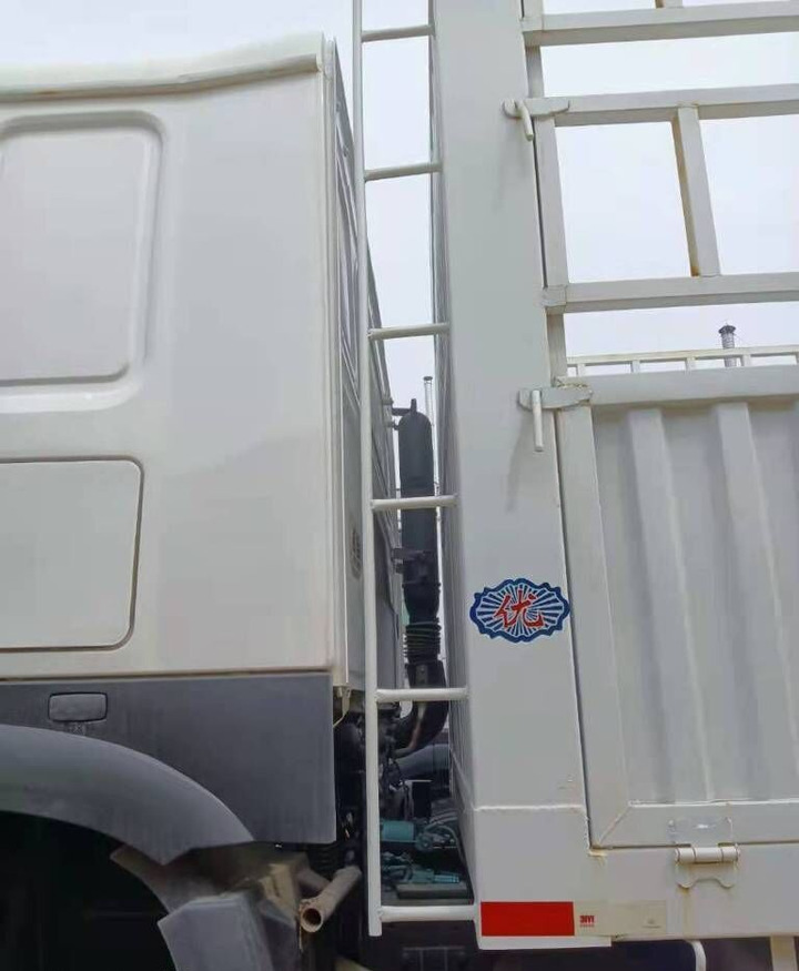 Sinotruk HOWO 6*4 - Camião de caixa aberta/ Plataforma: foto 3 Sinotruk HOWO 6*4 - Camião de caixa aberta/ Plataforma: foto 3