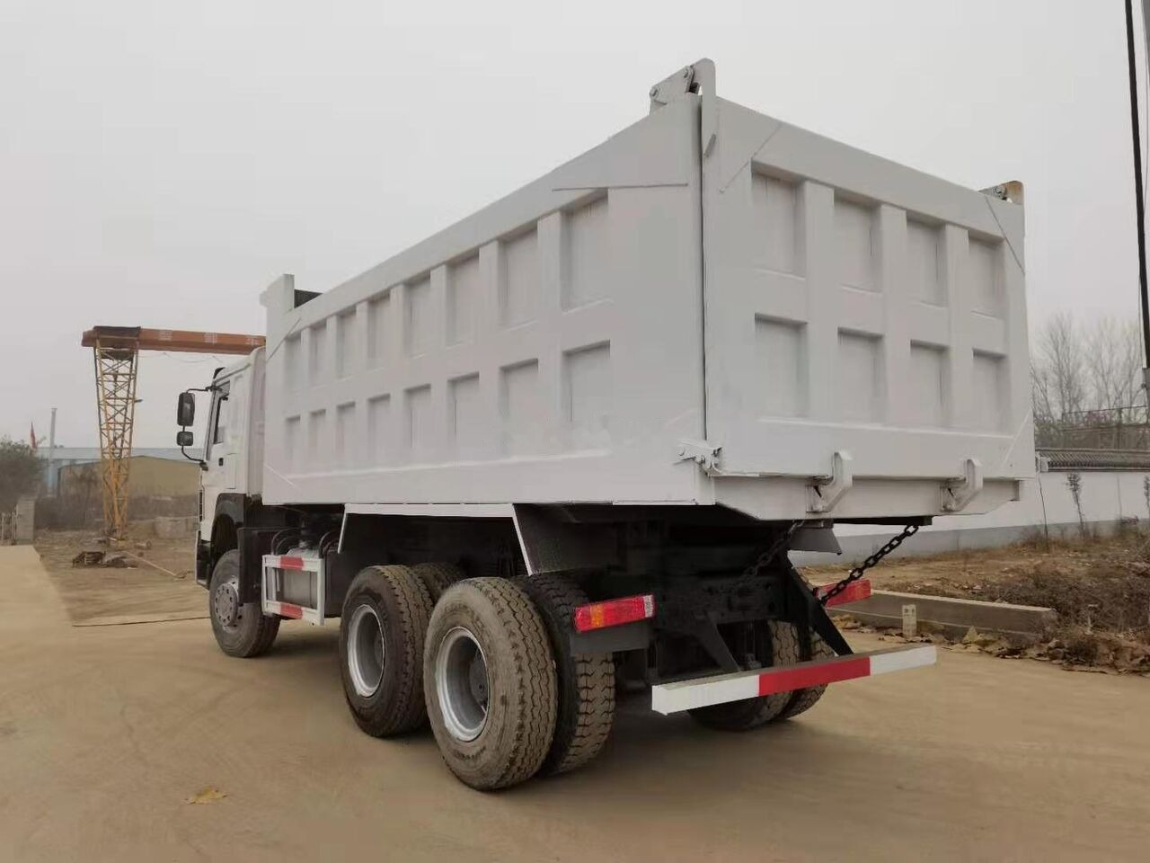 Sinotruk HOWO 6*4 Dump truck - Camião basculante: foto 3 Sinotruk HOWO 6*4 Dump truck - Camião basculante: foto 3