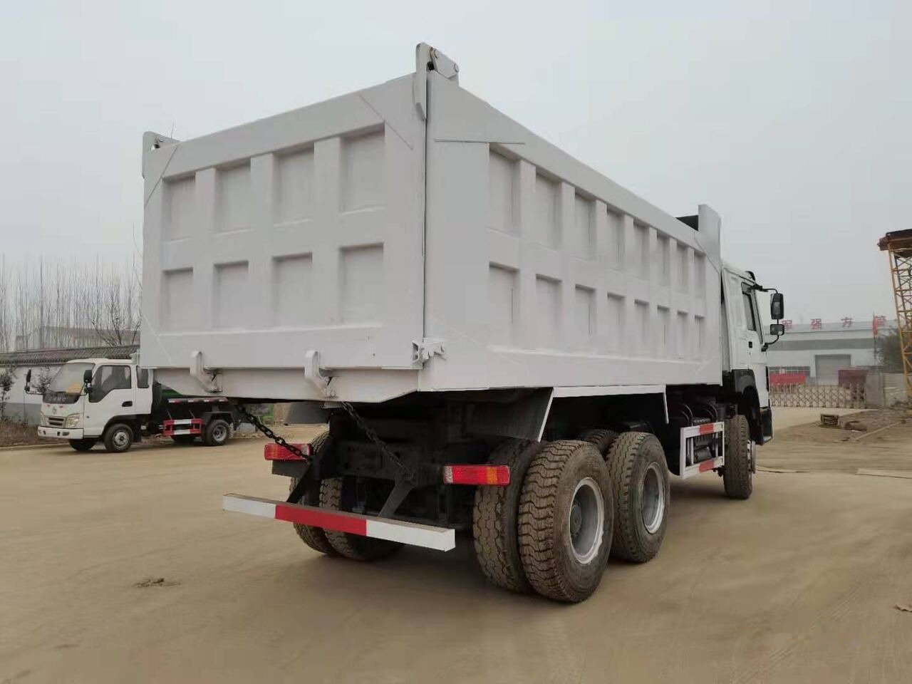 Sinotruk HOWO 6*4 Dump truck - Camião basculante: foto 2 Sinotruk HOWO 6*4 Dump truck - Camião basculante: foto 2