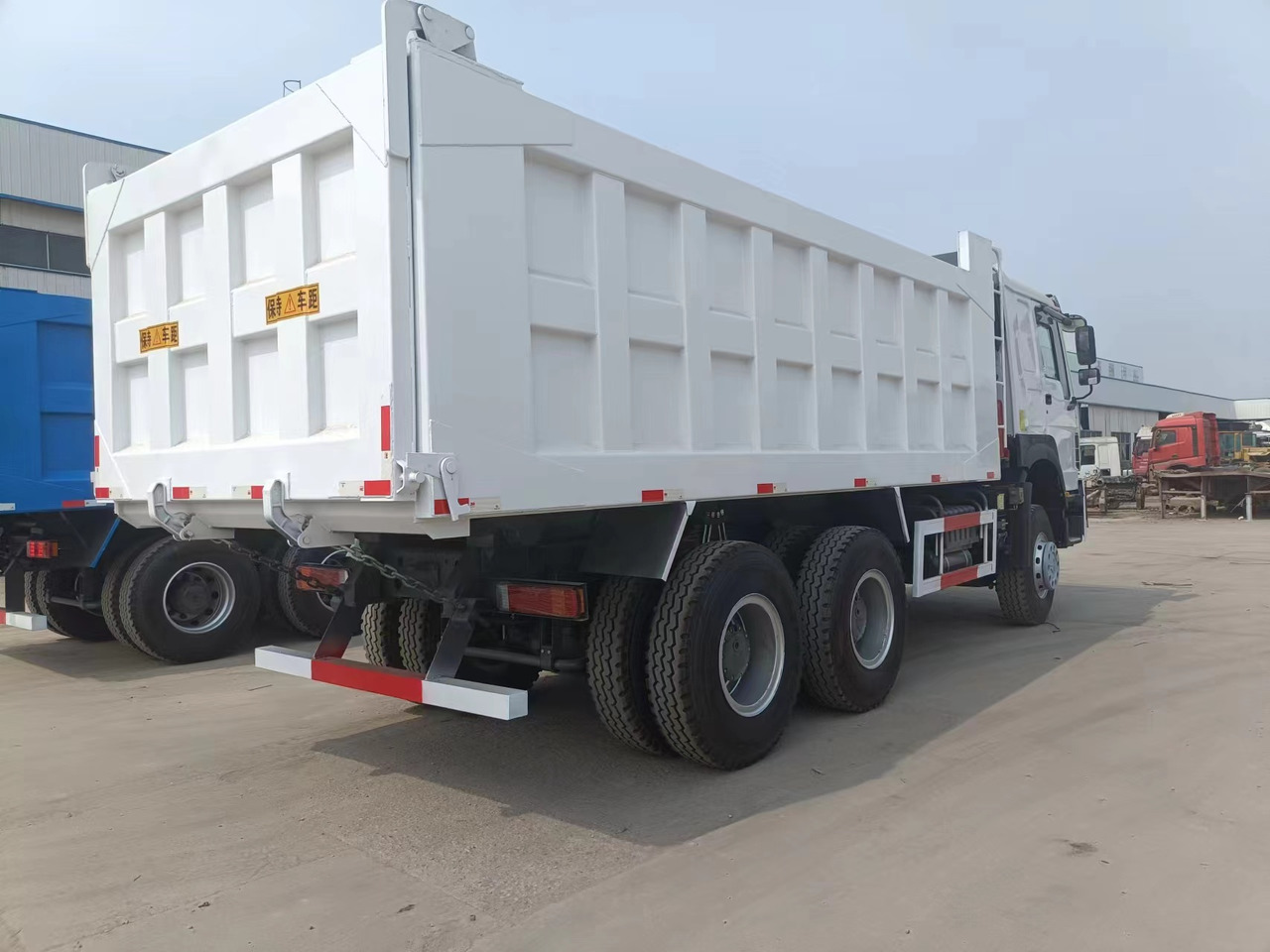 Sinotruk HOWO 6*4 Dump truck - Camião basculante: foto 4 Sinotruk HOWO 6*4 Dump truck - Camião basculante: foto 4