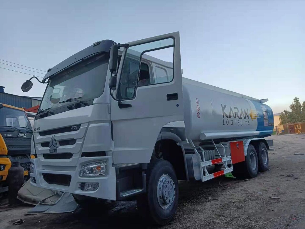 Sinotruk HOWO 6*4 Fuel Tank Truck - Camião cisterna: foto 1 Sinotruk HOWO 6*4 Fuel Tank Truck - Camião cisterna: foto 1