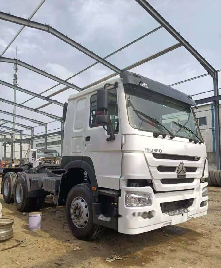 Sinotruk HOWO 6*4 Tractor - Camião transportador de contêineres/ Caixa móvel: foto 3 Sinotruk HOWO 6*4 Tractor - Camião transportador de contêineres/ Caixa móvel: foto 3