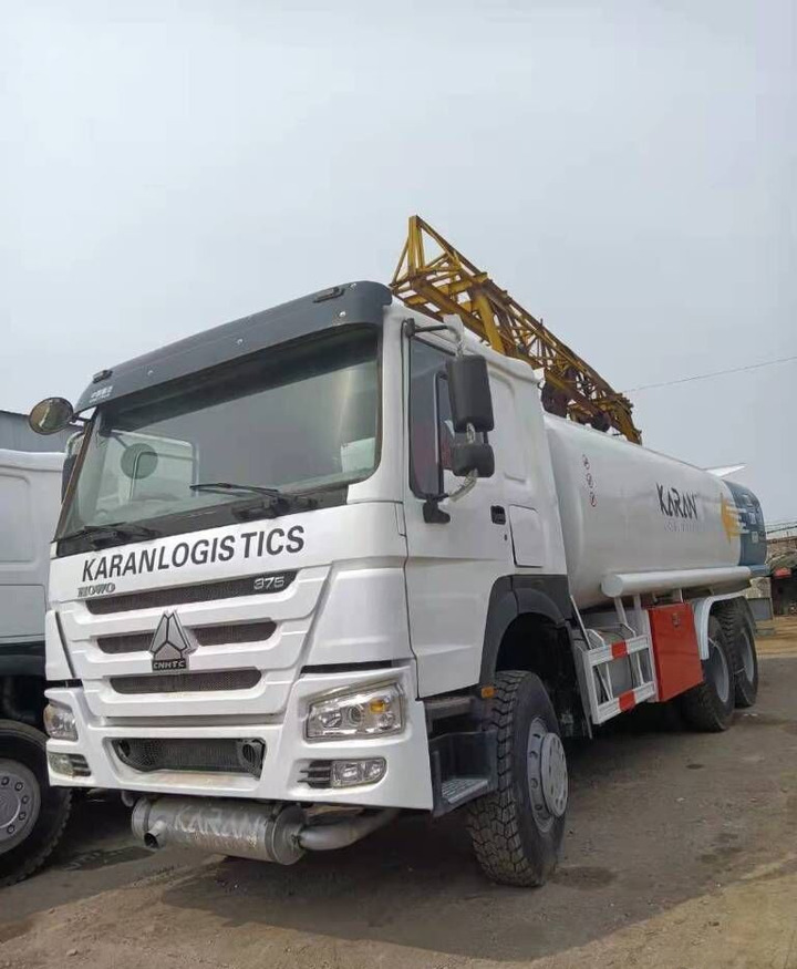 Sinotruk HOWO 6*4 sprinkler - Caminhão limpa fossa: foto 1 Sinotruk HOWO 6*4 sprinkler - Caminhão limpa fossa: foto 1