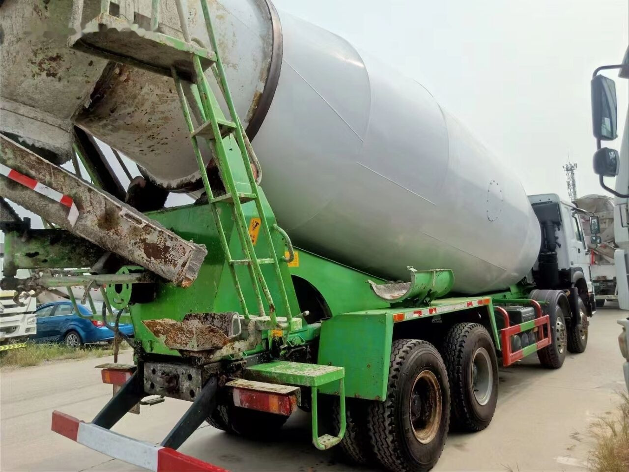 Sinotruk HOWO 8*4 Concrete mixer truck - Camião betoneira: foto 3 Sinotruk HOWO 8*4 Concrete mixer truck - Camião betoneira: foto 3