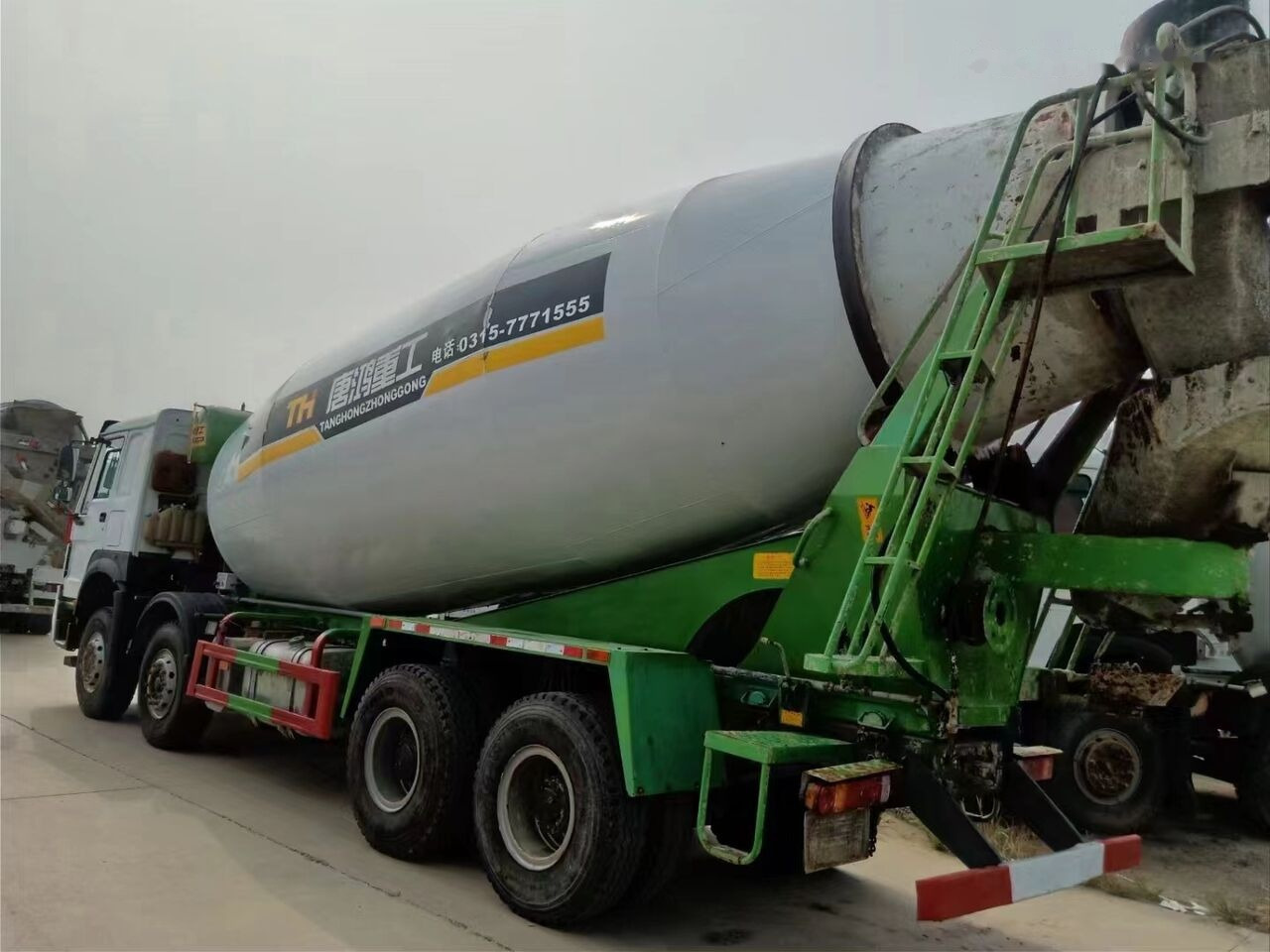 Sinotruk HOWO 8*4 Concrete mixer truck - Camião betoneira: foto 5 Sinotruk HOWO 8*4 Concrete mixer truck - Camião betoneira: foto 5