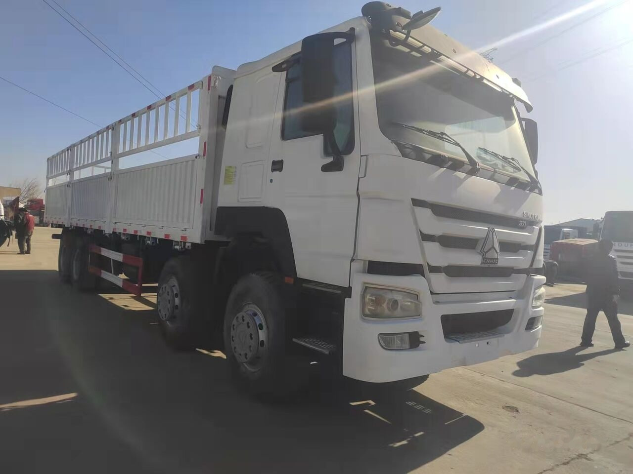 Sinotruk HOWO 8*4 Dump truck - Camião de caixa aberta/ Plataforma: foto 4 Sinotruk HOWO 8*4 Dump truck - Camião de caixa aberta/ Plataforma: foto 4