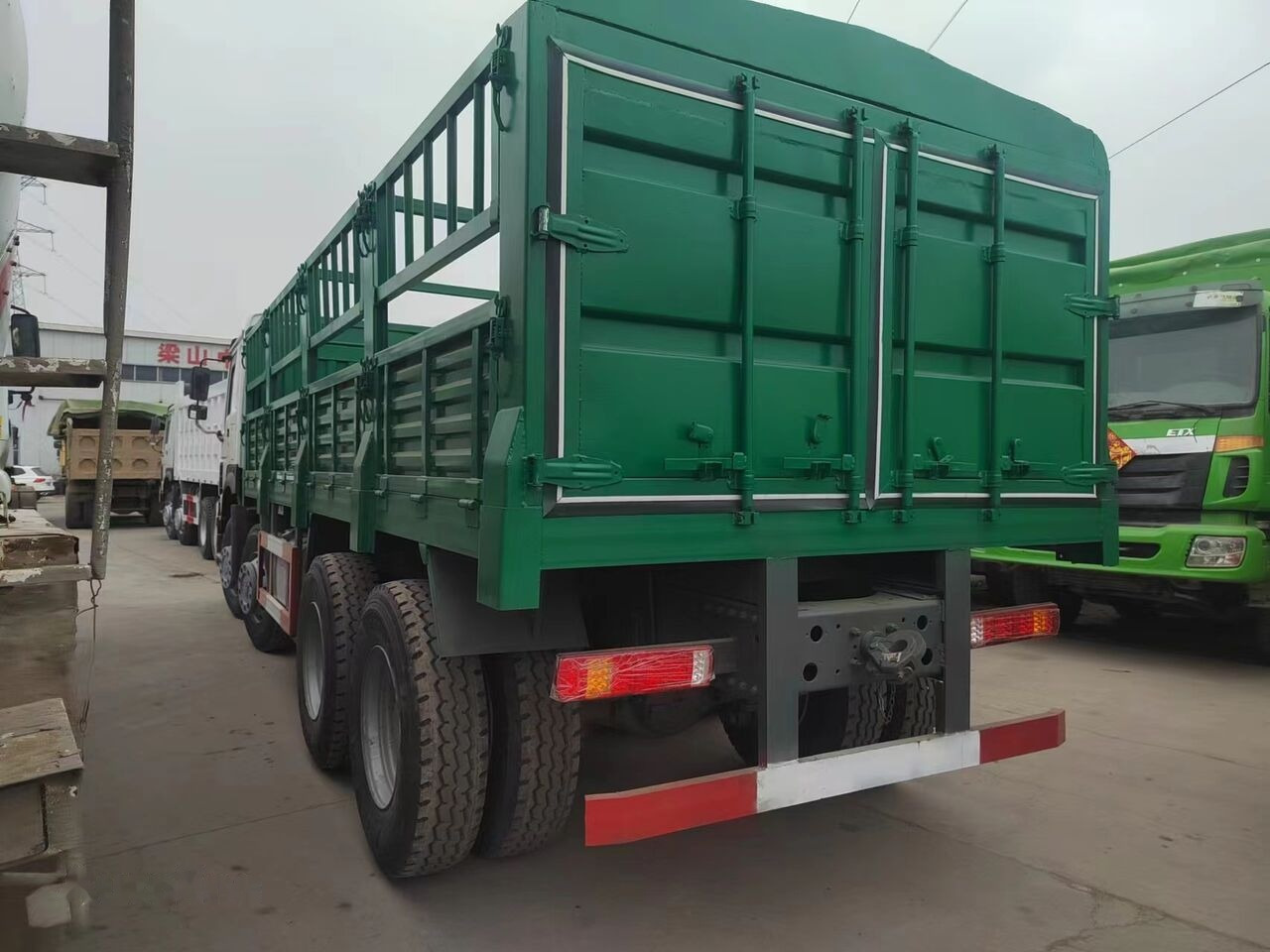 Sinotruk HOWO 8*4 Fence Truck - Camião de caixa aberta/ Plataforma: foto 4 Sinotruk HOWO 8*4 Fence Truck - Camião de caixa aberta/ Plataforma: foto 4