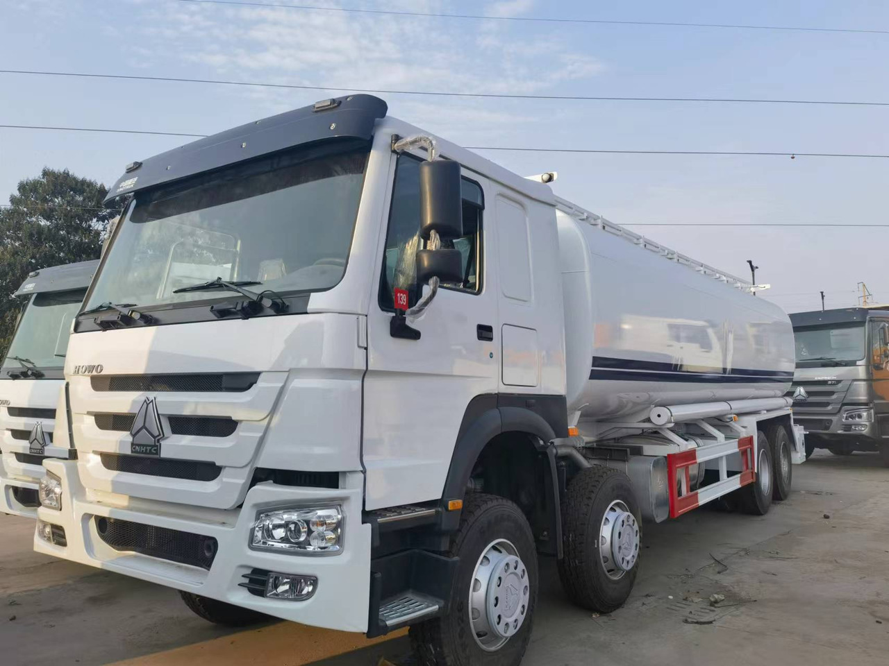 Sinotruk HOWO 8*4 Tank truck - Camião cisterna: foto 5 Sinotruk HOWO 8*4 Tank truck - Camião cisterna: foto 5