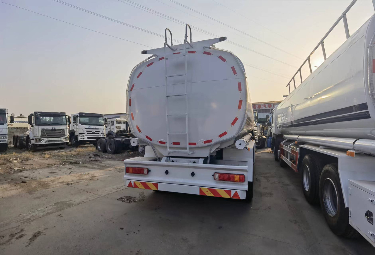 Sinotruk HOWO 8*4 Tank truck - Camião cisterna: foto 4 Sinotruk HOWO 8*4 Tank truck - Camião cisterna: foto 4
