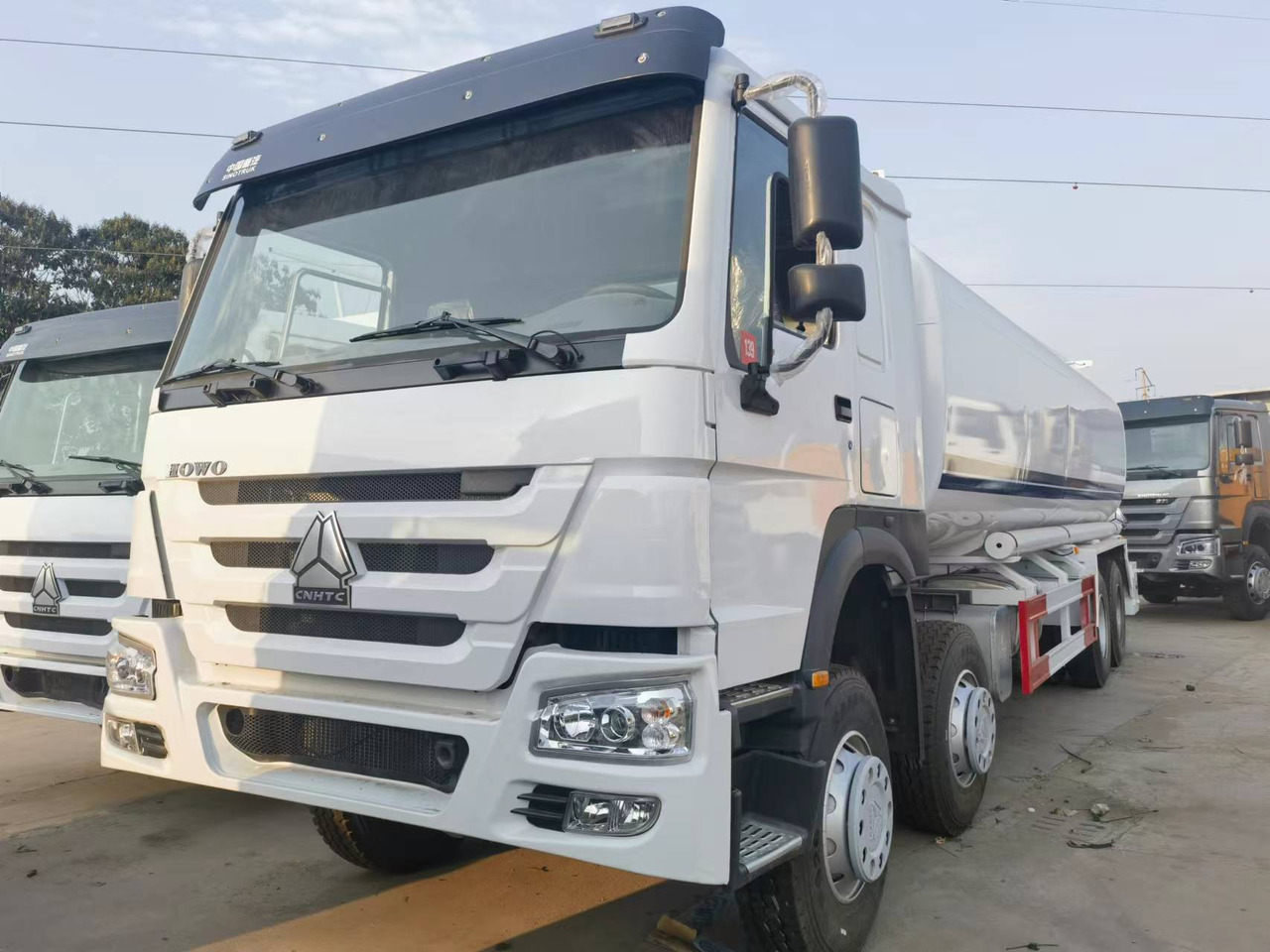 Sinotruk HOWO 8*4 Tank truck - Camião cisterna: foto 1 Sinotruk HOWO 8*4 Tank truck - Camião cisterna: foto 1