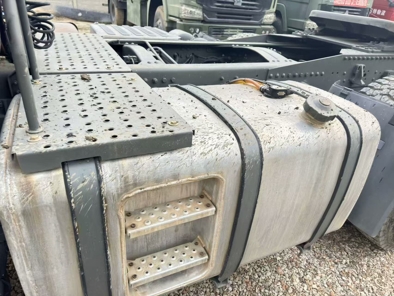 Sinotruk HOWO A7 - Tractor: foto 2 Sinotruk HOWO A7 - Tractor: foto 2