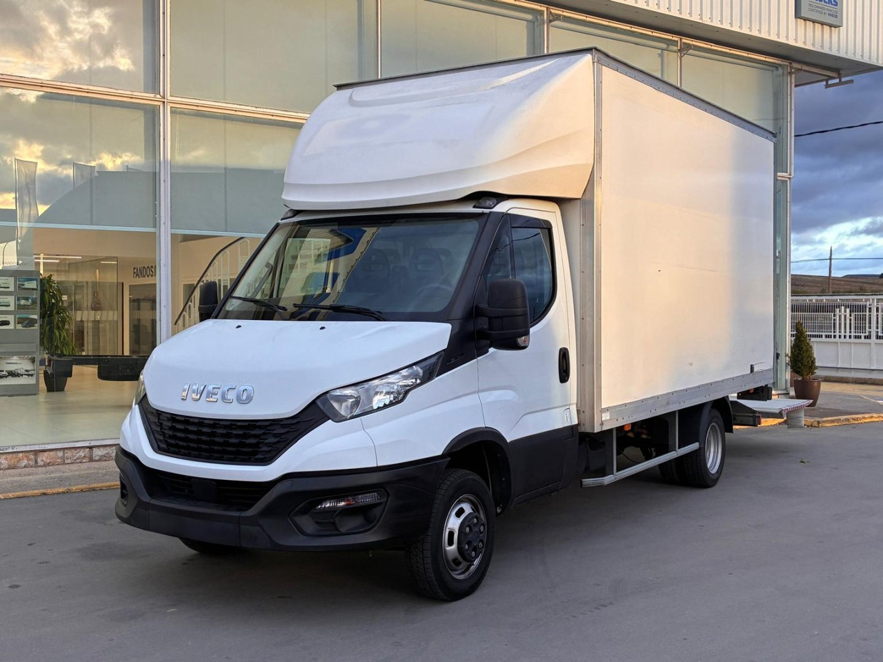 Caja cerrada IVECO 35C14 20m3 con puertas traseras y rampa elevadora - Carrinha de contentor: foto 1 Caja cerrada IVECO 35C14 20m3 con puertas traseras y rampa elevadora - Carrinha de contentor: foto 1