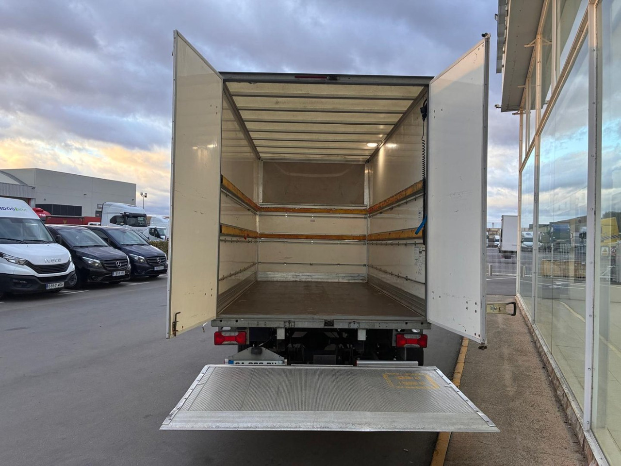 Caja cerrada IVECO 35C14 20m3 con puertas traseras y rampa elevadora - Carrinha de contentor: foto 5 Caja cerrada IVECO 35C14 20m3 con puertas traseras y rampa elevadora - Carrinha de contentor: foto 5