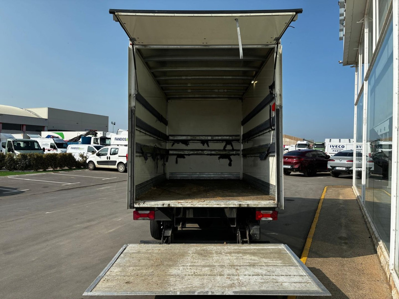 Caja cerrada IVECO 35C16 20m3 - Carrinha de contentor: foto 5 Caja cerrada IVECO 35C16 20m3 - Carrinha de contentor: foto 5