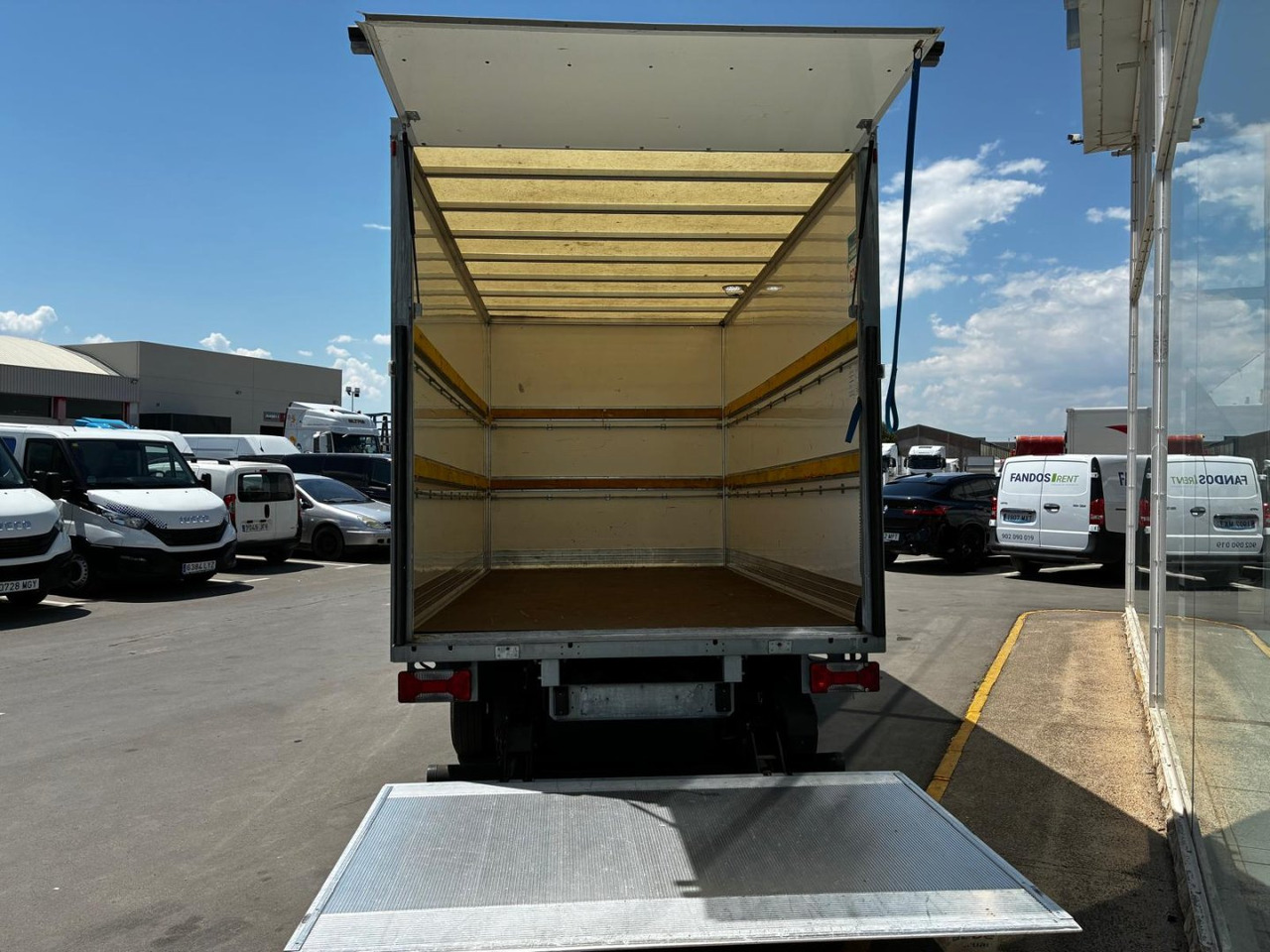 Caja cerrada IVECO 35C16 20m3 - Carrinha de contentor: foto 5 Caja cerrada IVECO 35C16 20m3 - Carrinha de contentor: foto 5