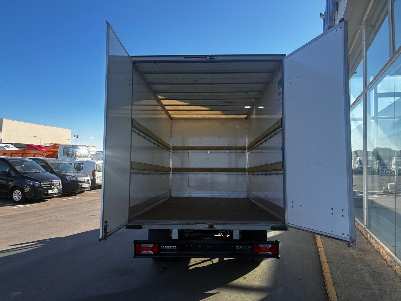 Caja cerrada IVECO 35C16 20m3 con puertas traseras - Carrinha de contentor: foto 5 Caja cerrada IVECO 35C16 20m3 con puertas traseras - Carrinha de contentor: foto 5