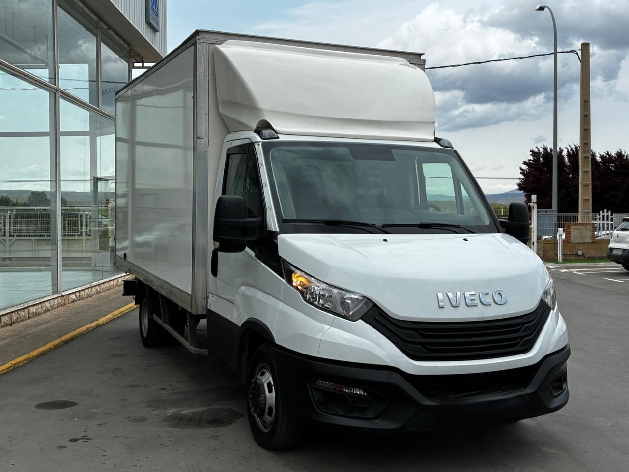 Caja cerrada IVECO 35C16 3.0 20m3 - Carrinha de contentor: foto 3 Caja cerrada IVECO 35C16 3.0 20m3 - Carrinha de contentor: foto 3
