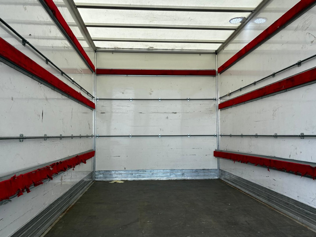 Caja cerrada IVECO 35C16 3.0 20m3 - Carrinha de contentor: foto 5 Caja cerrada IVECO 35C16 3.0 20m3 - Carrinha de contentor: foto 5