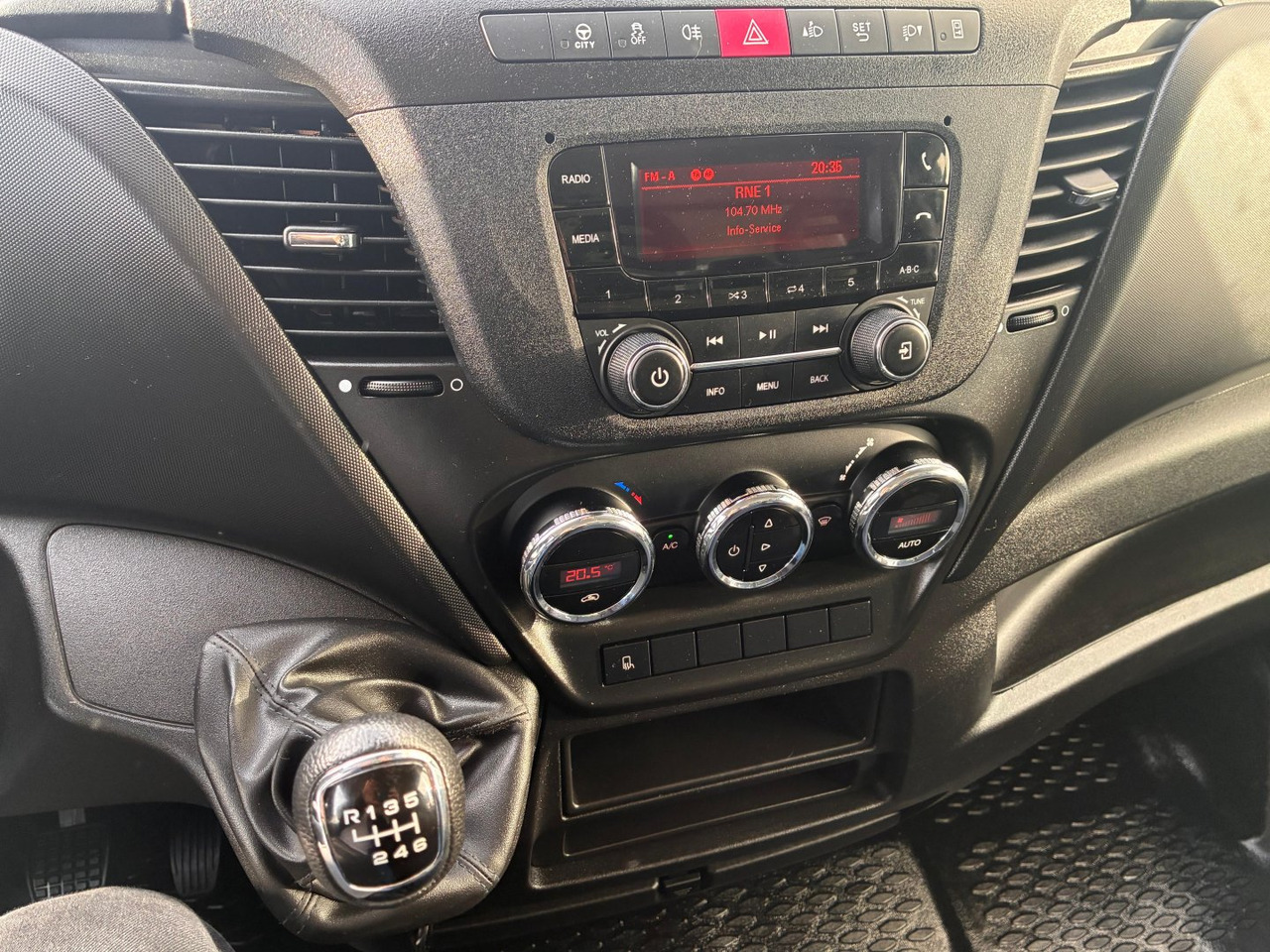 Carrinha de contentor Caja cerrada IVECO 35C16 3.0 20m3 con puertas traseras: foto 9