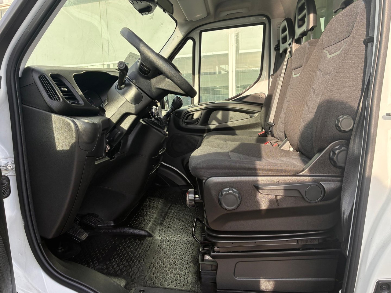 Carrinha de contentor Caja cerrada IVECO 35C16 3.0 20m3 con puertas traseras: foto 7