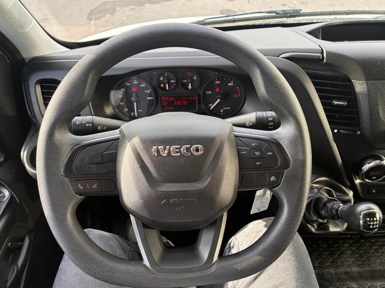 Carrinha de contentor Caja cerrada IVECO 35C16 3.0 20m3 con puertas traseras: foto 8