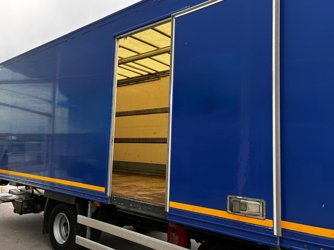 Camião furgão Caja cerrada Renault D120-210: foto 6