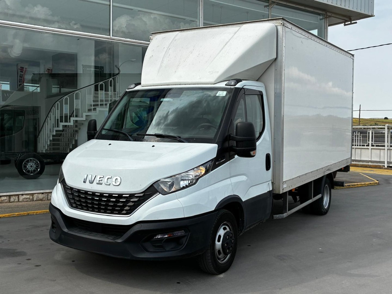 Caja cerrada con plataforma elevadora IVECO 35C16 20m3 Automática - Carrinha de contentor: foto 1 Caja cerrada con plataforma elevadora IVECO 35C16 20m3 Automática - Carrinha de contentor: foto 1