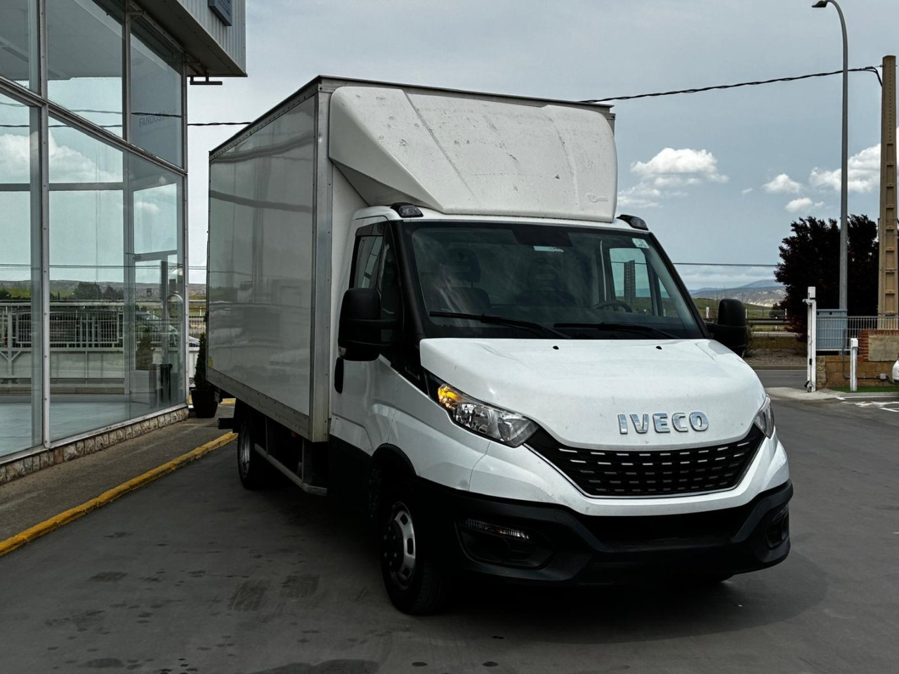 Caja cerrada con plataforma elevadora IVECO 35C16 20m3 Automática - Carrinha de contentor: foto 3 Caja cerrada con plataforma elevadora IVECO 35C16 20m3 Automática - Carrinha de contentor: foto 3