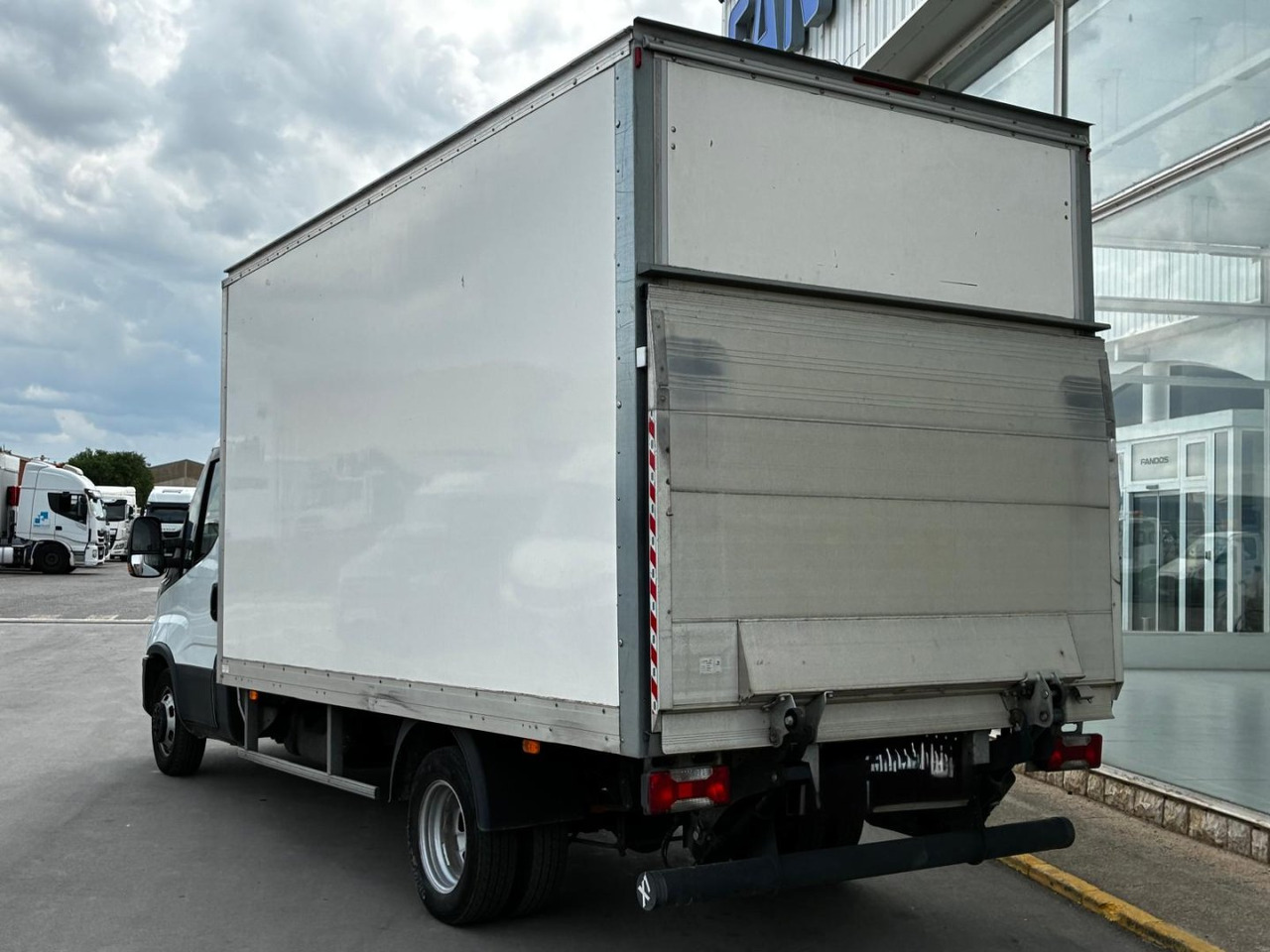 Caja cerrada con plataforma elevadora IVECO 35C16 20m3 Automática - Carrinha de contentor: foto 4 Caja cerrada con plataforma elevadora IVECO 35C16 20m3 Automática - Carrinha de contentor: foto 4