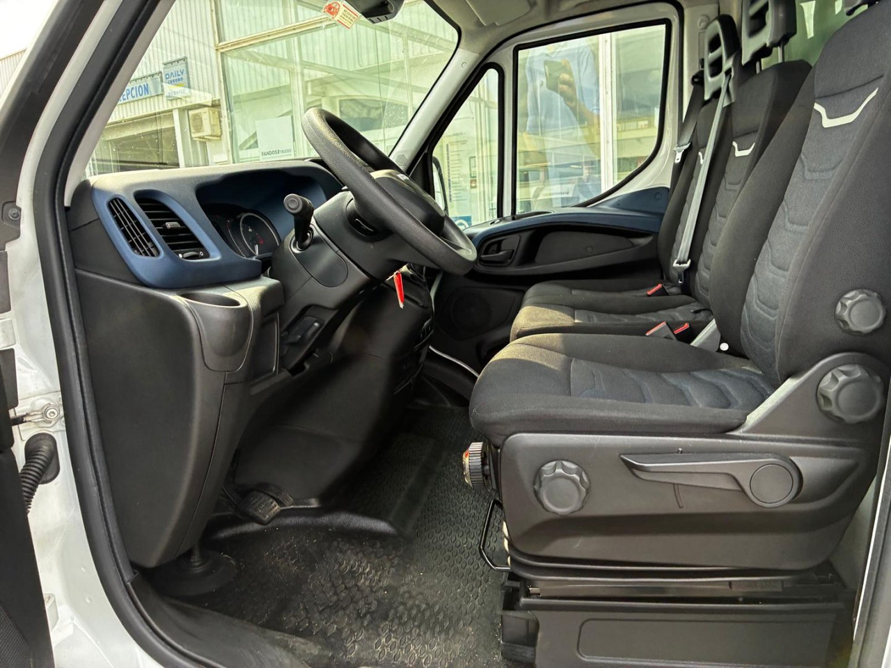 Caja cerrada con plataforma elevadora IVECO 35C16 20m3 Automática - Carrinha de contentor: foto 5 Caja cerrada con plataforma elevadora IVECO 35C16 20m3 Automática - Carrinha de contentor: foto 5