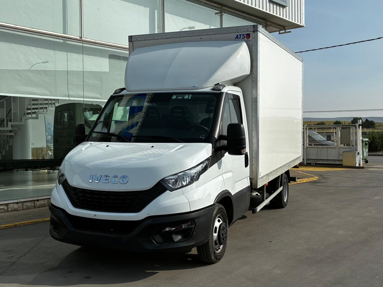 Caja cerrada con plataforma elevadora IVECO 35C16 20m3 - Carrinha de contentor: foto 1 Caja cerrada con plataforma elevadora IVECO 35C16 20m3 - Carrinha de contentor: foto 1