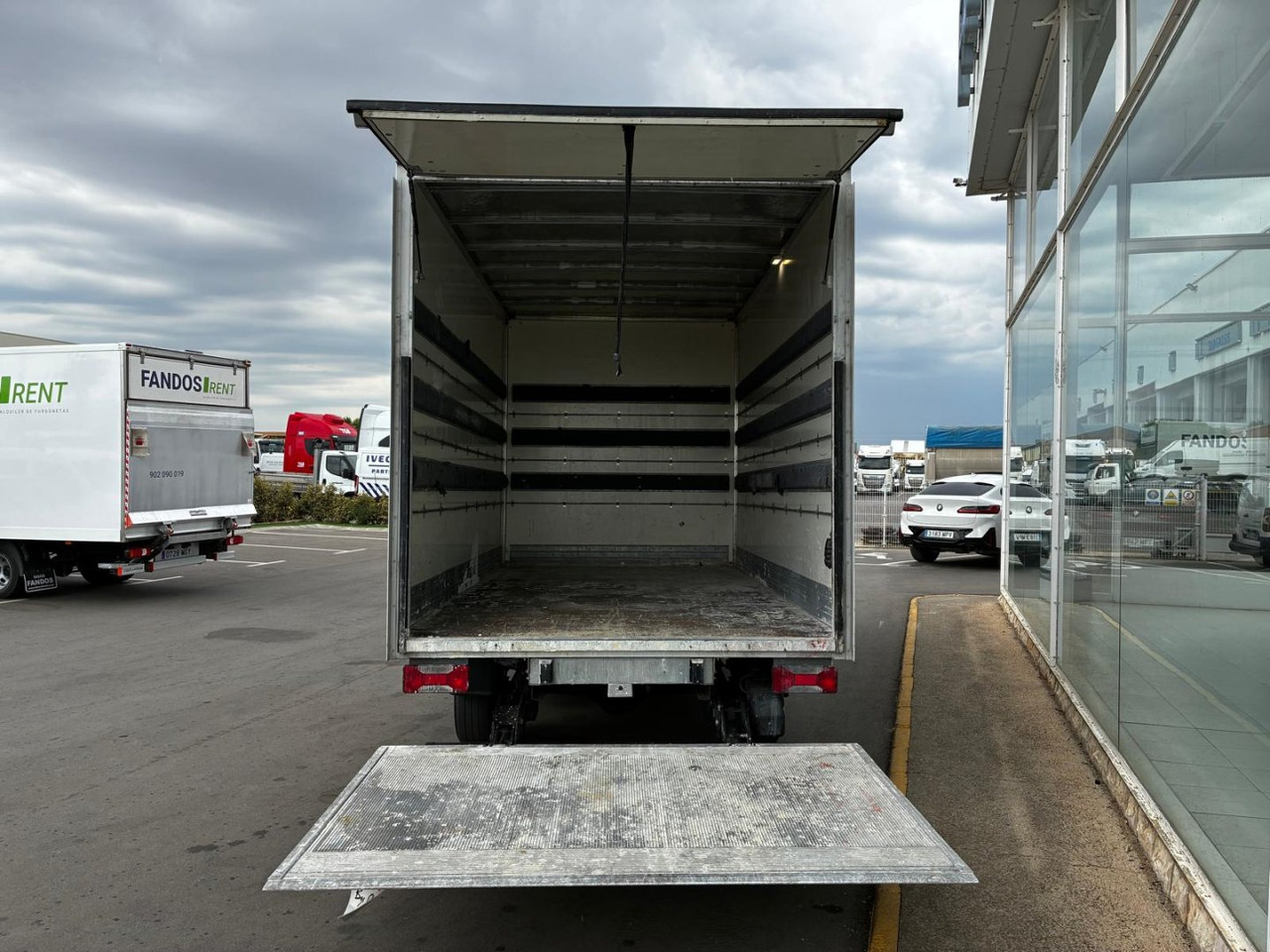 Caja cerrada con plataforma elevadora IVECO 35C16 20m3 - Carrinha de contentor: foto 4 Caja cerrada con plataforma elevadora IVECO 35C16 20m3 - Carrinha de contentor: foto 4